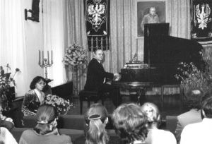 Prof. Istvan Lantos during a lecture in the Music and Literature Club.